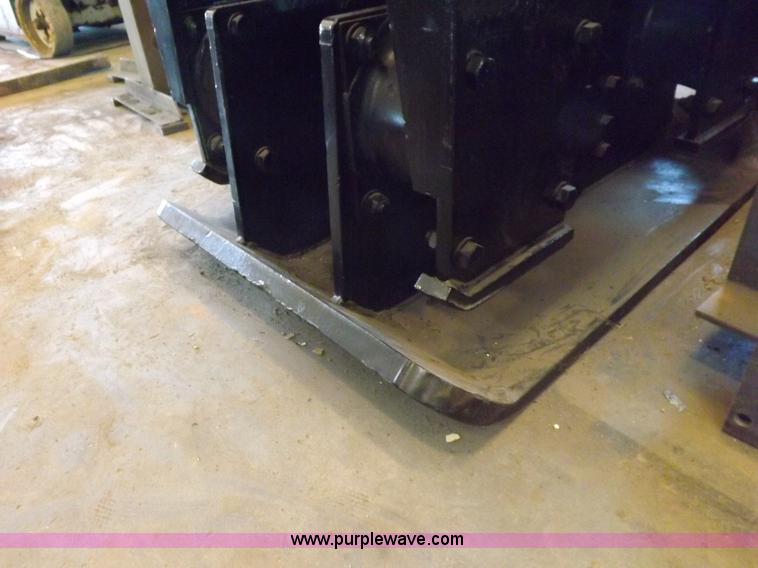 image for item J6912 Caterpillar CVP75 vibratory plate compactor
