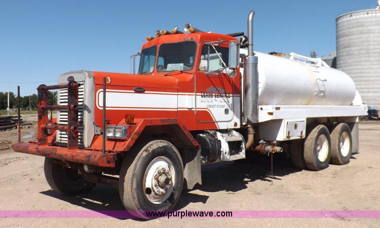 image for item J6915 1975 Peterbilt tank truck