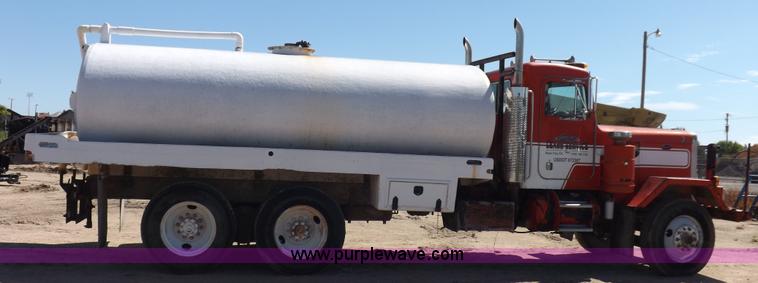 image for item J6915 1975 Peterbilt tank truck