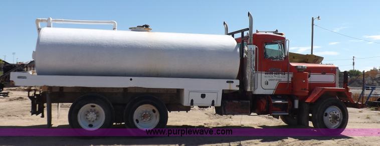 image for item J6915 1975 Peterbilt tank truck