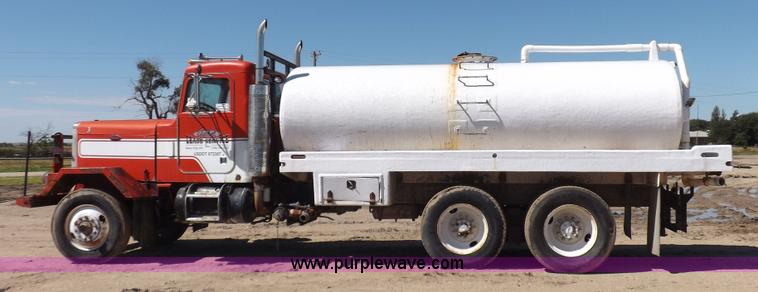 image for item J6915 1975 Peterbilt tank truck