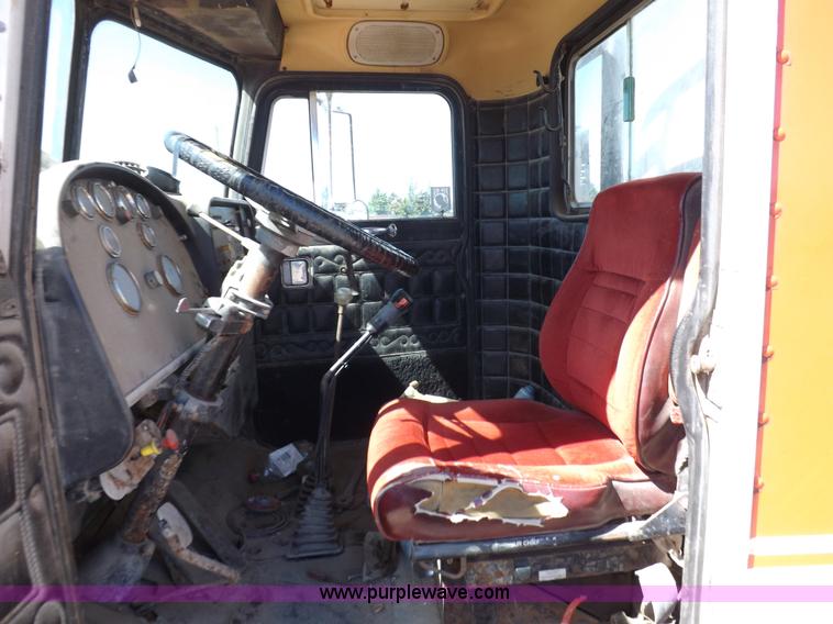 image for item J6915 1975 Peterbilt tank truck