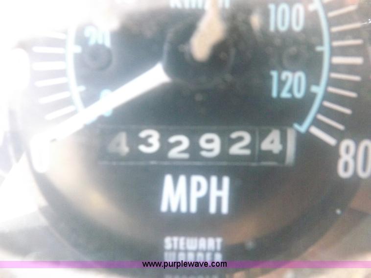 image for item J6915 1975 Peterbilt tank truck