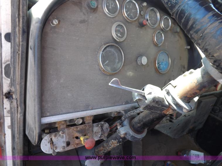 image for item J6915 1975 Peterbilt tank truck