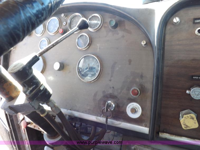 image for item J6915 1975 Peterbilt tank truck