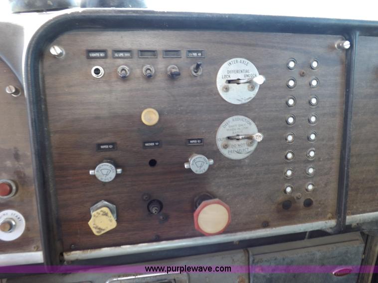 image for item J6915 1975 Peterbilt tank truck