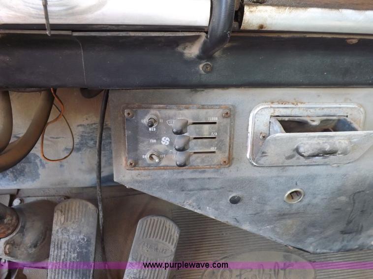 image for item J6915 1975 Peterbilt tank truck