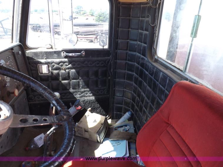 image for item J6915 1975 Peterbilt tank truck