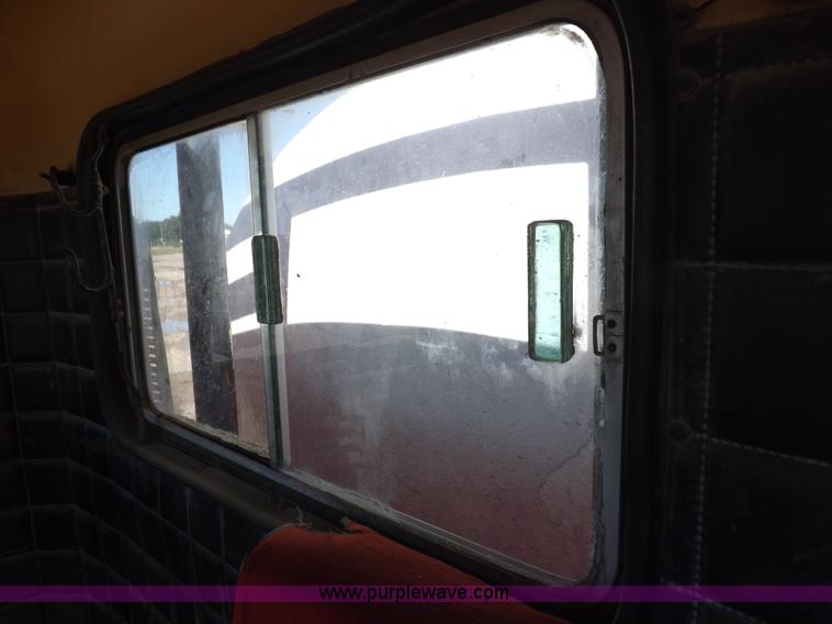 image for item J6915 1975 Peterbilt tank truck