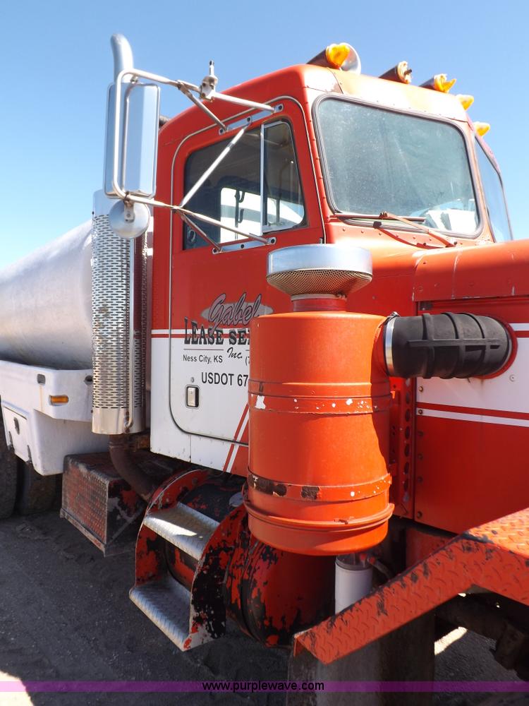 image for item J6915 1975 Peterbilt tank truck