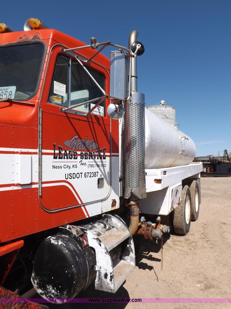 image for item J6915 1975 Peterbilt tank truck