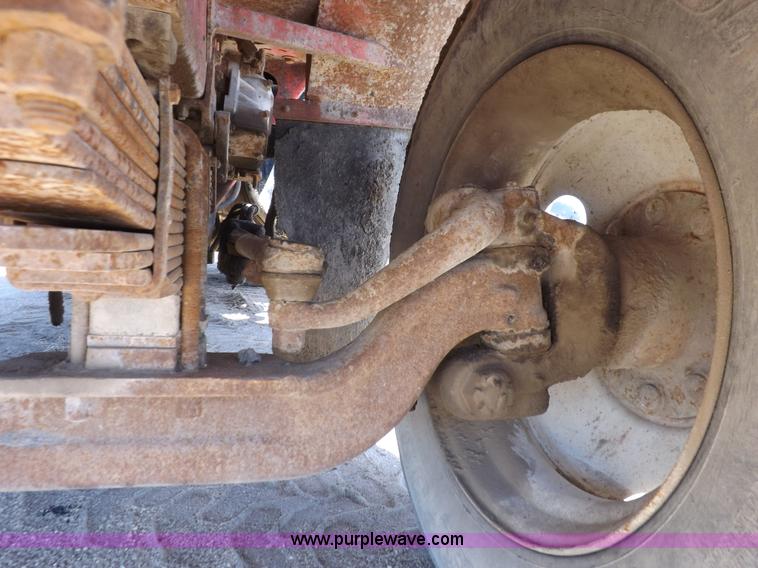 image for item J6915 1975 Peterbilt tank truck