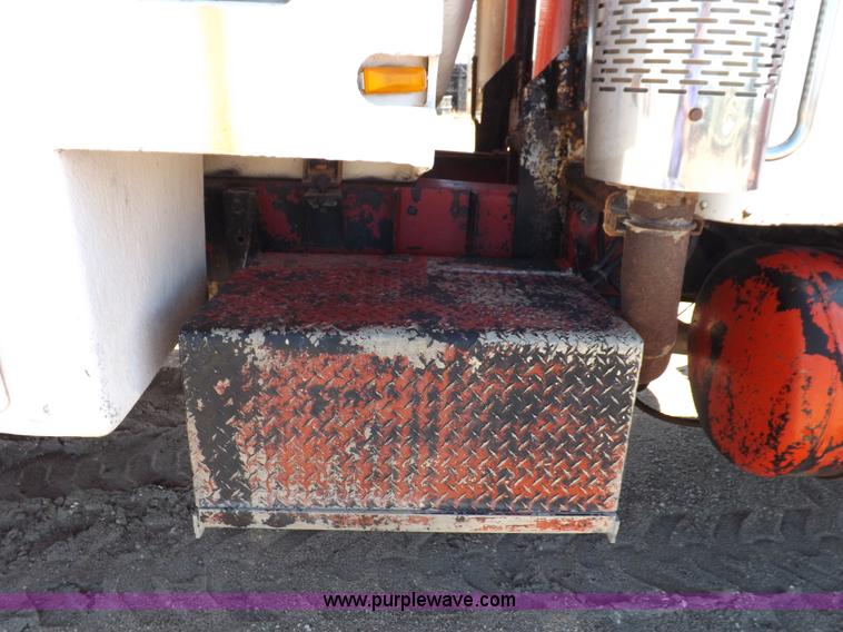 image for item J6915 1975 Peterbilt tank truck