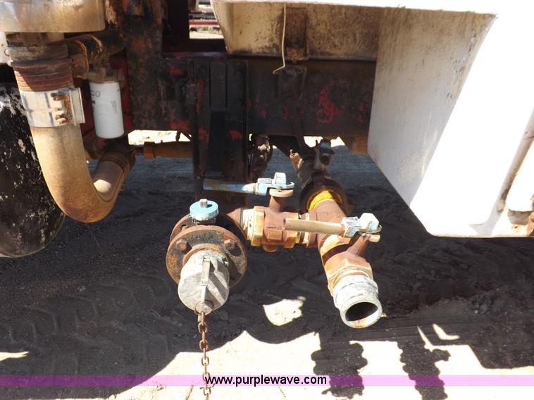 image for item J6915 1975 Peterbilt tank truck