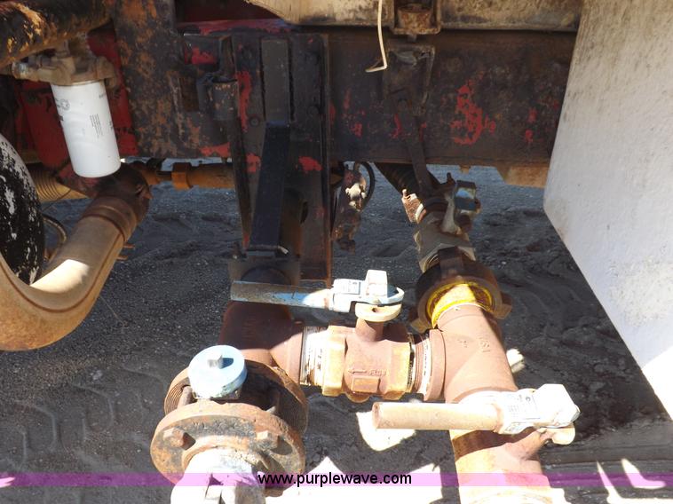 image for item J6915 1975 Peterbilt tank truck