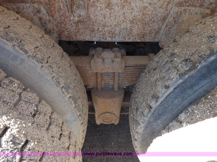 image for item J6915 1975 Peterbilt tank truck