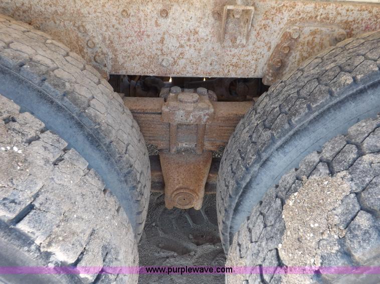 image for item J6915 1975 Peterbilt tank truck