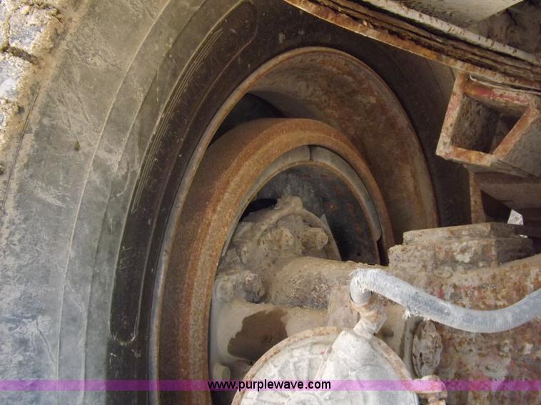 image for item J6915 1975 Peterbilt tank truck