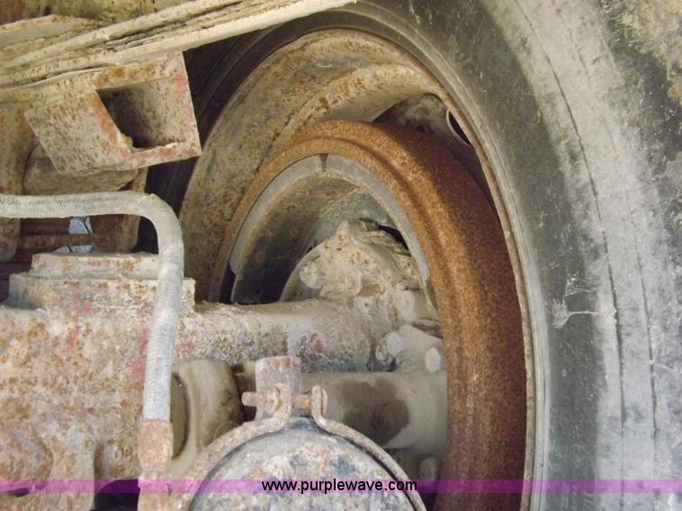 image for item J6915 1975 Peterbilt tank truck