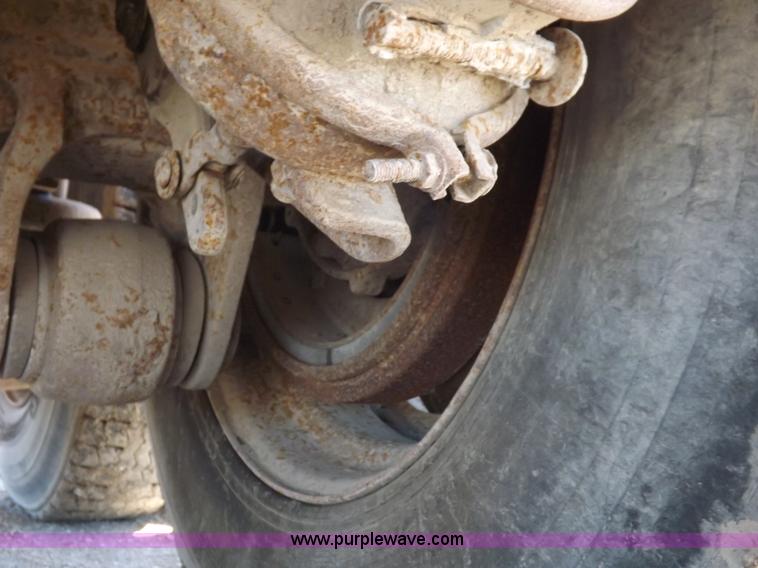 image for item J6915 1975 Peterbilt tank truck