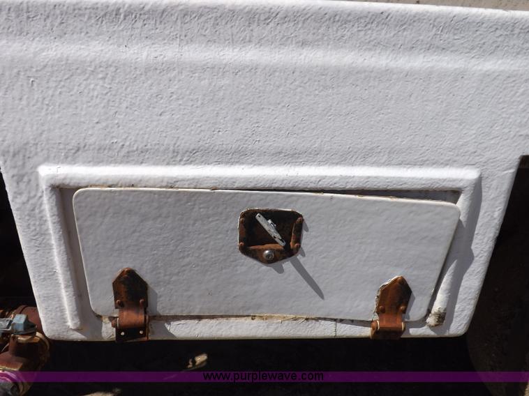 image for item J6915 1975 Peterbilt tank truck