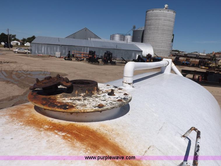 image for item J6915 1975 Peterbilt tank truck