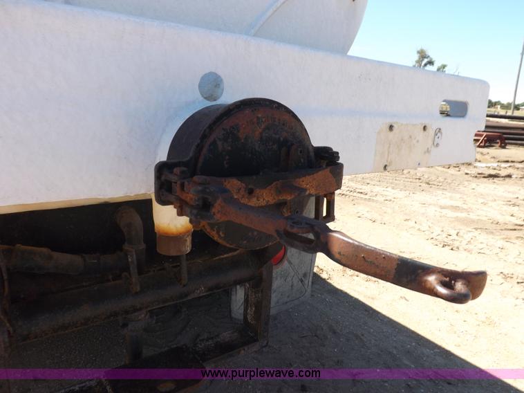 image for item J6915 1975 Peterbilt tank truck