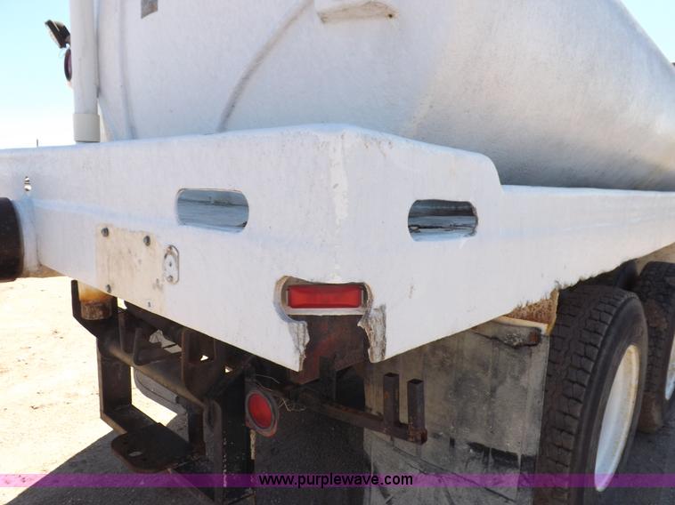 image for item J6915 1975 Peterbilt tank truck