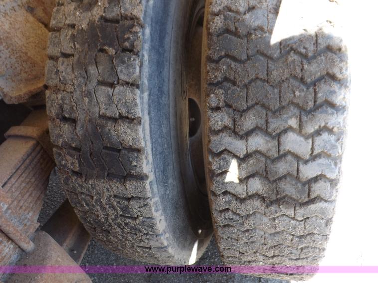 image for item J6915 1975 Peterbilt tank truck