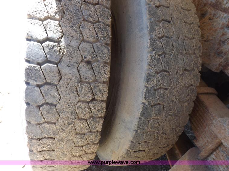 image for item J6915 1975 Peterbilt tank truck