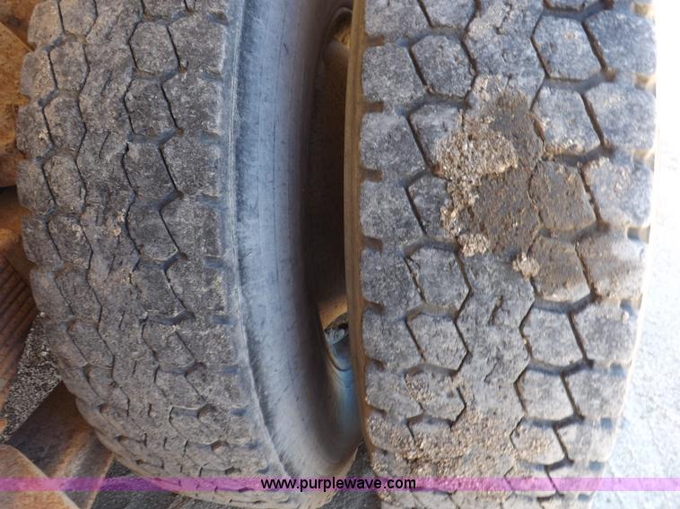 image for item J6915 1975 Peterbilt tank truck