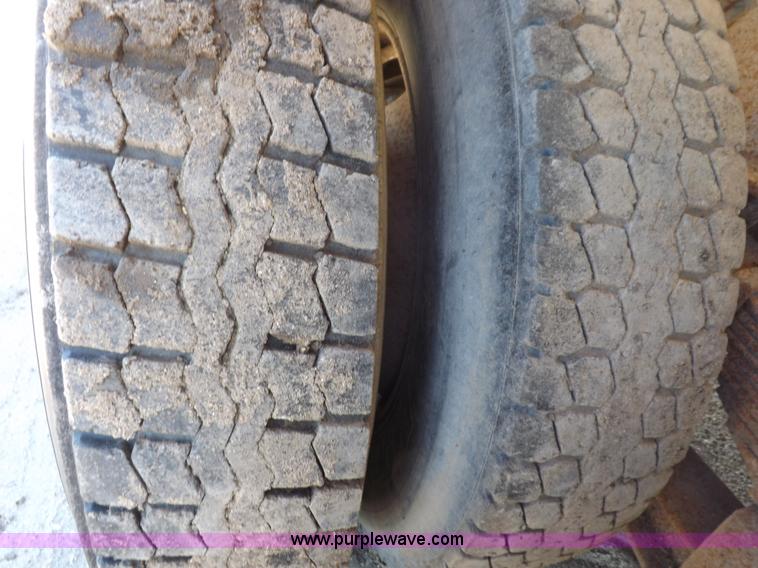 image for item J6915 1975 Peterbilt tank truck