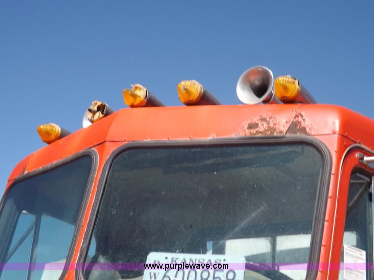 image for item J6915 1975 Peterbilt tank truck