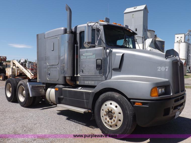 image for item J6916 1993 Kenworth T400 semi truck