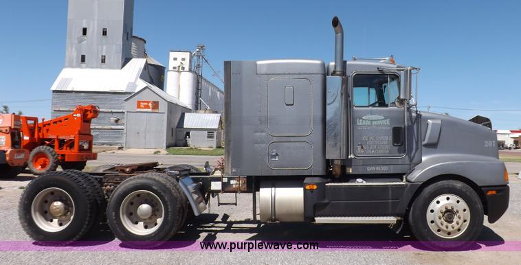 image for item J6916 1993 Kenworth T400 semi truck