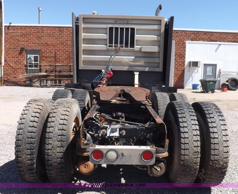 image for item J6916 1993 Kenworth T400 semi truck