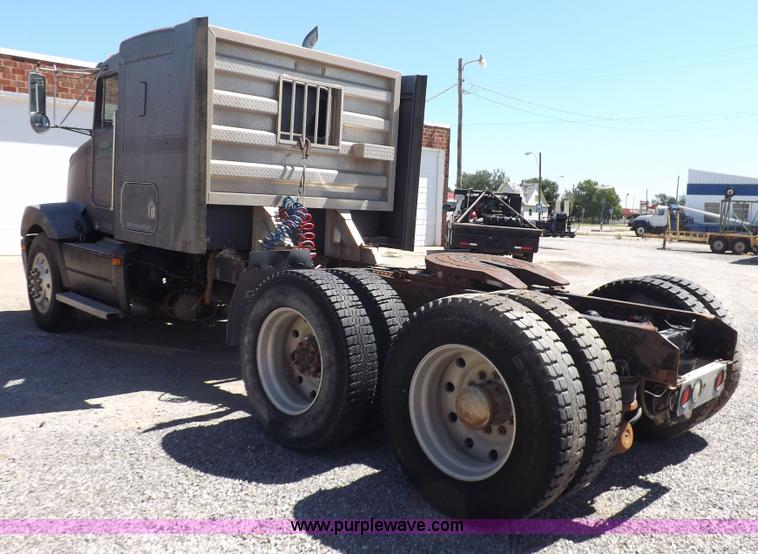 image for item J6916 1993 Kenworth T400 semi truck