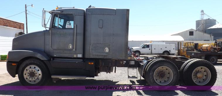 image for item J6916 1993 Kenworth T400 semi truck