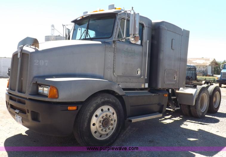 image for item J6916 1993 Kenworth T400 semi truck