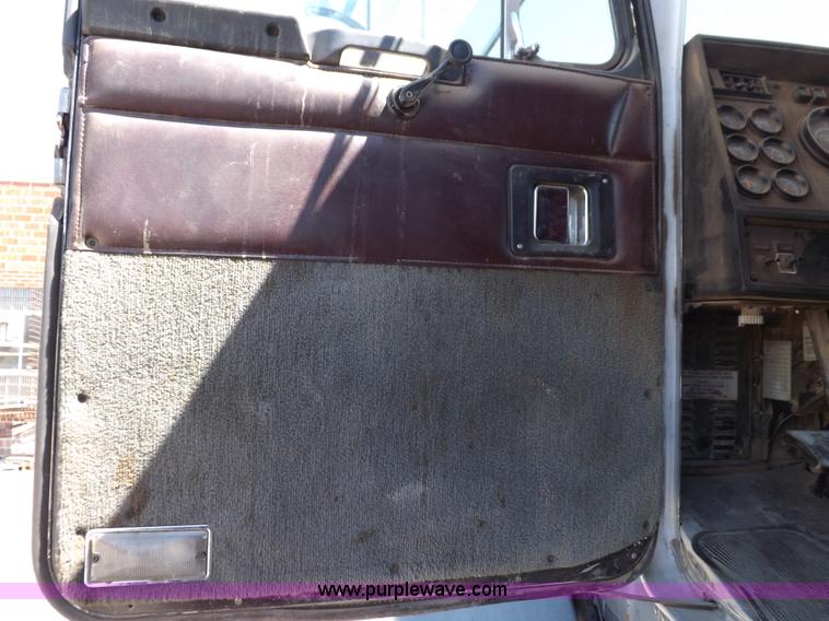 image for item J6916 1993 Kenworth T400 semi truck