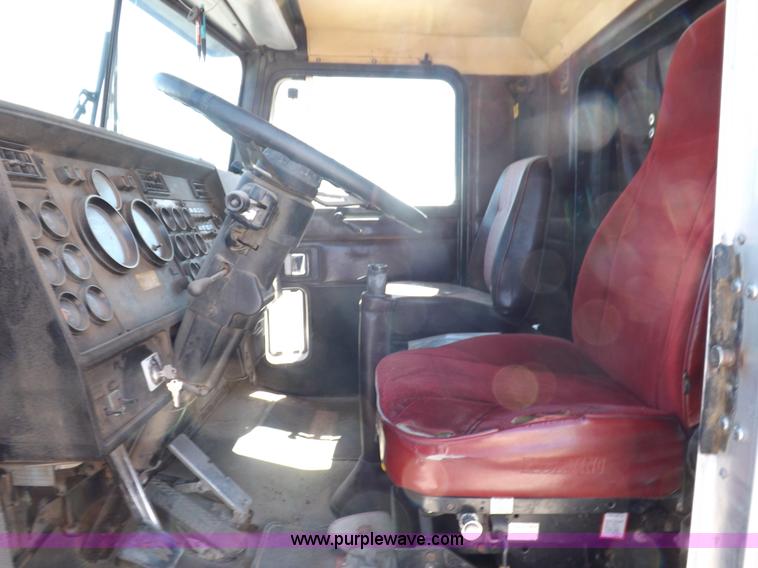 image for item J6916 1993 Kenworth T400 semi truck