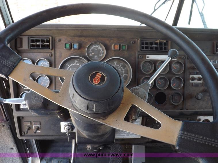 image for item J6916 1993 Kenworth T400 semi truck