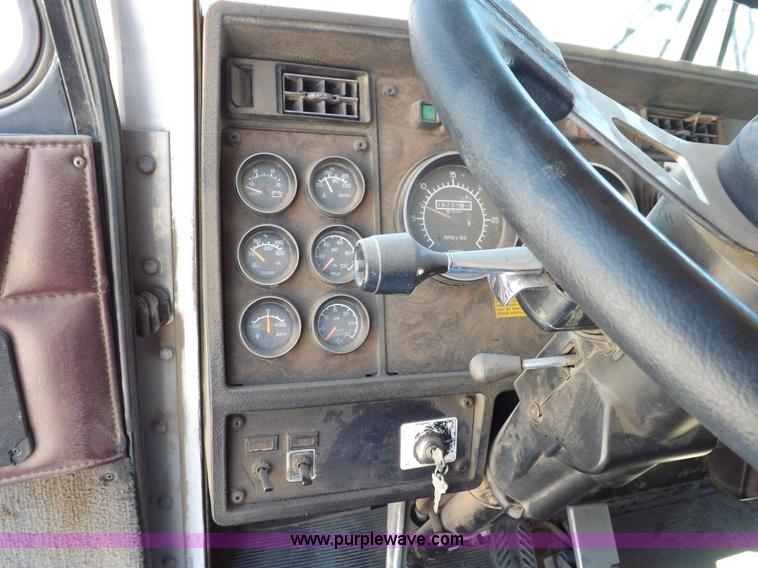 image for item J6916 1993 Kenworth T400 semi truck