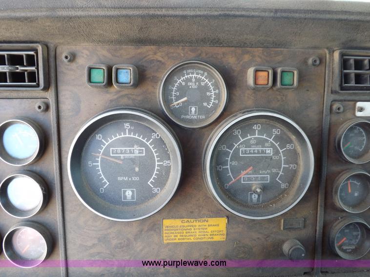 image for item J6916 1993 Kenworth T400 semi truck