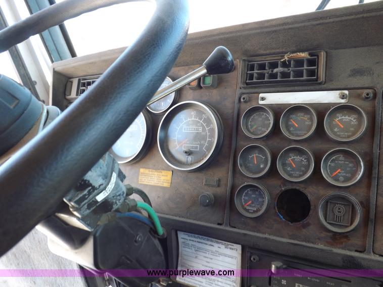image for item J6916 1993 Kenworth T400 semi truck