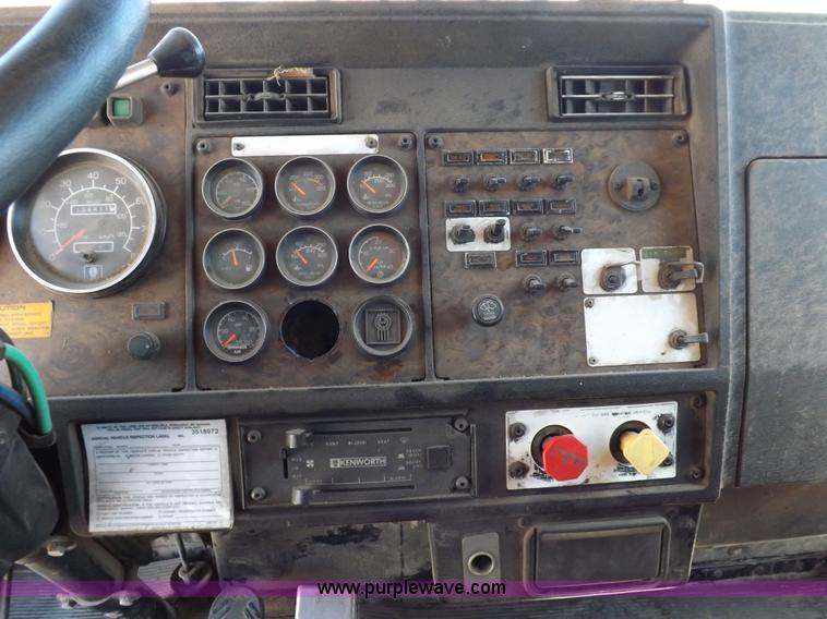 image for item J6916 1993 Kenworth T400 semi truck