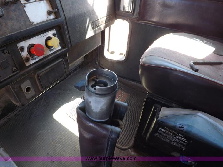 image for item J6916 1993 Kenworth T400 semi truck