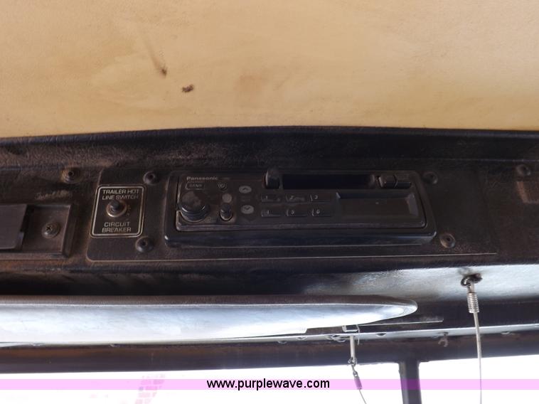 image for item J6916 1993 Kenworth T400 semi truck