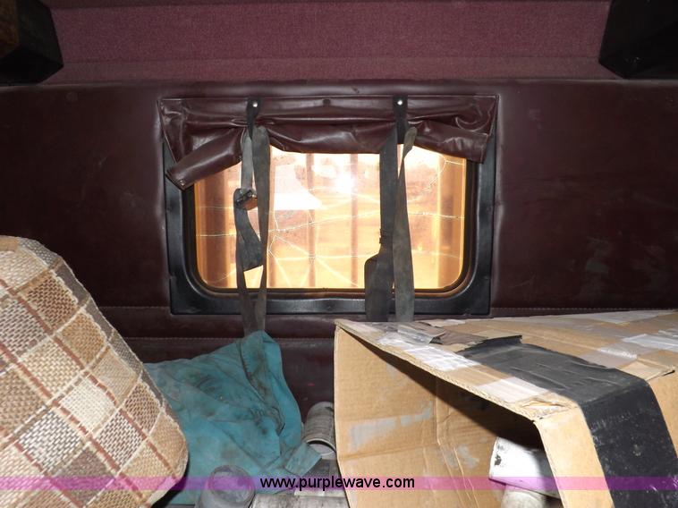 image for item J6916 1993 Kenworth T400 semi truck