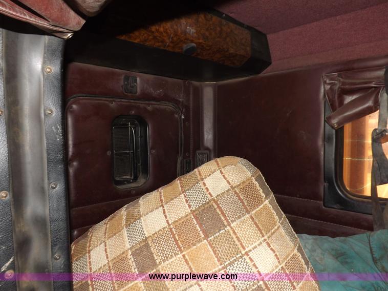 image for item J6916 1993 Kenworth T400 semi truck